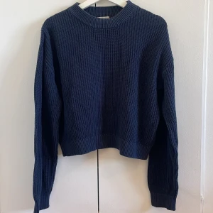 Mörkblå stickad tröja - Mörkblå stickad tröja från h&m i storlek XS. Använt skick men inga tydliga defekter, dock lite nopprig. Tröjan säljs inte på hemsidan längre. Köparen betalar frakten!