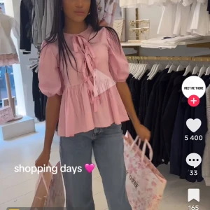 Super söt meet me there blus💕💕 - Jätte söt blus från meet me there, samma som på första bilden bara i vit!!💕 jätteee söt nu till sommaren!! speciellt när man är brun. Köpte för 450