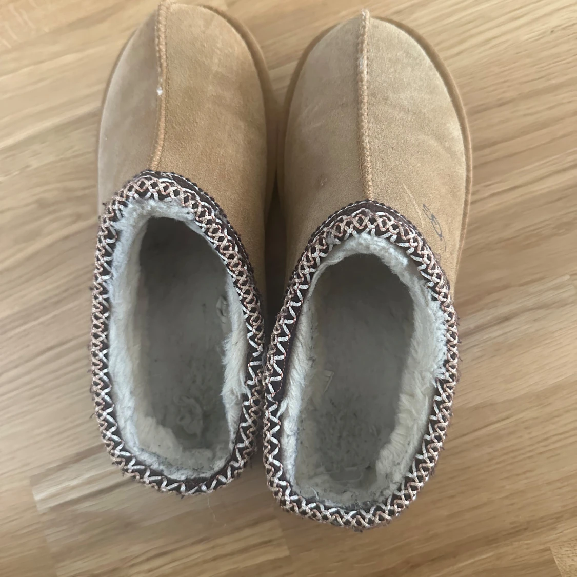 Beige fårskinnstofflor från UGG - 2