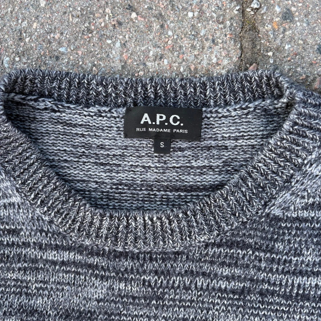 Gråmelerad stickad tröja från A.P.C. - 2