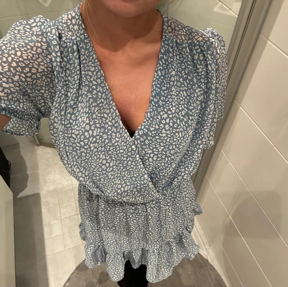 Ljusblå omlottklänning med volang - 1