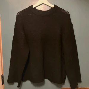 Svart stickad tröja från Lager157 - Mysig svart stickad tröja från Lager157 med rund halsringning och långa ärmar. Perfekt för kyligare dagar och enkel att matcha med olika outfits. Klassisk och stilren design.