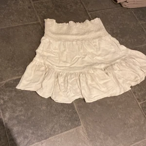 Vit/ beige volangkjol från lager 157 - Vit/ beige volangkojol från Lager 157