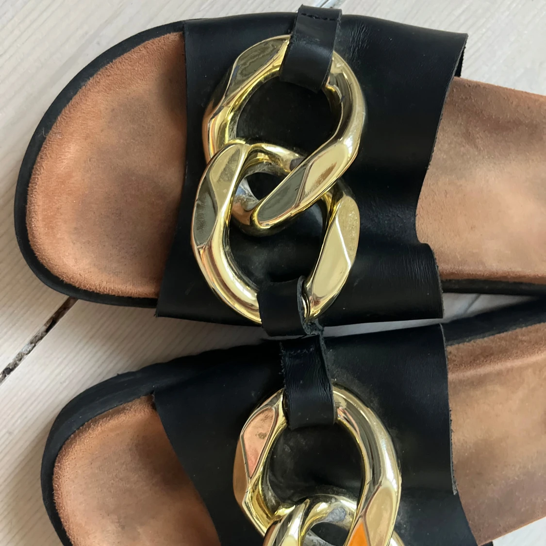 Svarta sandaler med guldfärgad kedjedetalj - 1