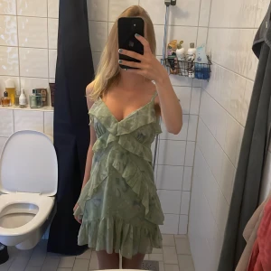 Somrig grön klänning💞 - Köpte denna häromdagen på Plick men den passade inte som jag ville att den skulle passa på mig! Storlek S, 36, och klänningen har ett grön aktigt mönster. Passar till t.ex sommaravslutningen! 💞🥰 skirv om frågor! 
