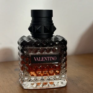 Valentino born in roma intense - Svårt att se hur mkt som är kvar men ca 70%?💞