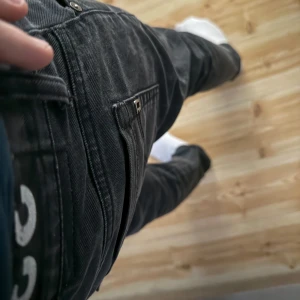 Dondup George jeans  - Säljer ett par svarta/gråa Dondup George jeans. Modellen är skinny fit så skulle rekommendera en storlek större så sitter dem som dem gör på mig. Skick 10/10 nypris (3500-4000kr) 