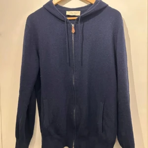 Kashmir hoodie - Säljer min kashmir hoodie som består av 100% kashmir ull. Storleken är L men passar som M. Skicket på den är super 9/10. Köpt för 2000kr men säljer nu för endast 899kr. Hör av dig för frågor. 