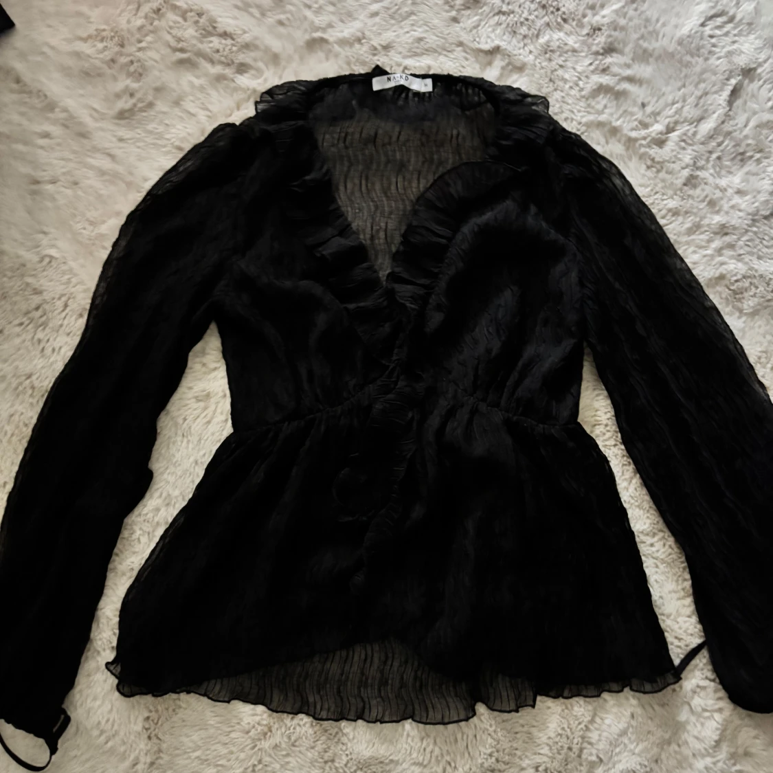 Svart blus med volang från NA-KD