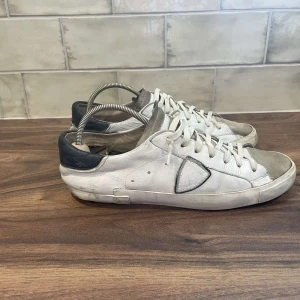 Phillips Model Skor - Philippe Model skor| Skicket är 6,5/10 - Storlek 42 -Nypris 3499kr - Vårt pris 1099kr , skorna är i ganska bra skick, har deffekter som slitage osv kan skicka privat på fler deffekter. Endast skorna kommer med! Tveka inte vid att ställa frågor vid funderingar, pris kan diskuteras!