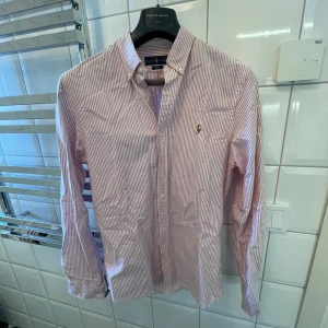 Ralph Lauren skjorta  - En sjysst Ralph Lauren skjorta som passar perfekt till sommaren. Använd ett fåtal gånger.