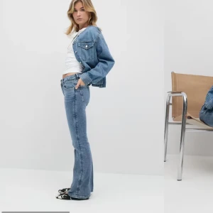 dark blue low waist jeans  - mörk blåa jeans från gina tricot, bra skick förutom lite slitna längst ner men inget man tänker på. nypris: 500kr, pris kan diskuteras💗