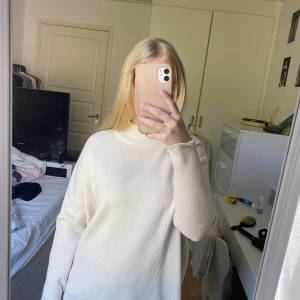 Stickad tröja - Stickad tröja ifrån selected femme. I gott skick, storlek XS