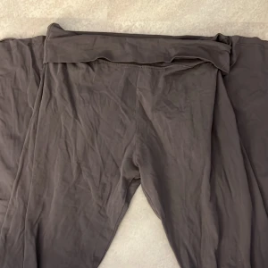 Mörkgrå folded legging från Nelly - Folded legging från Nelly. Använd ett fåtal gånger men fortfarande i bra skick. Storlek M