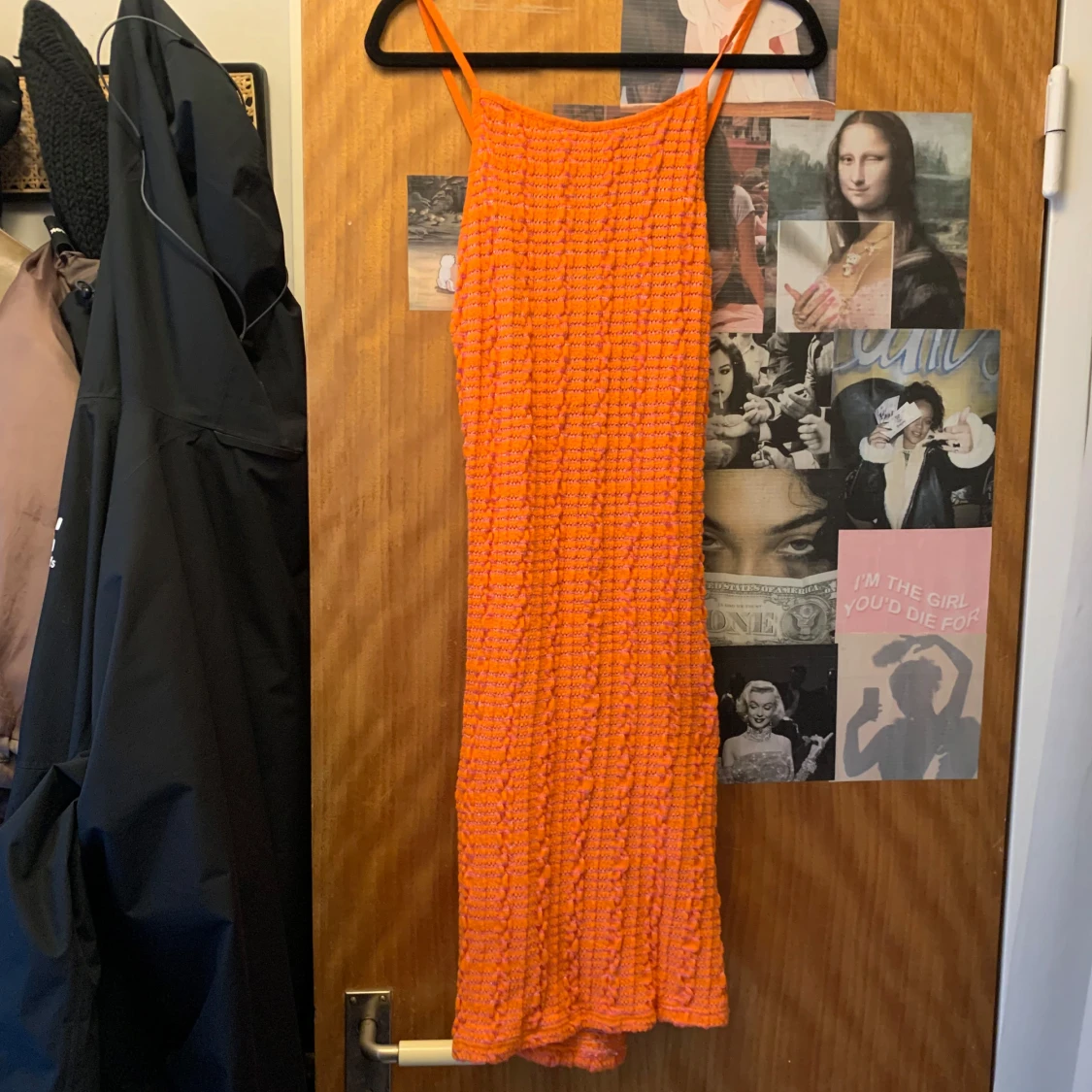 Orange stickad långklänning med knyt