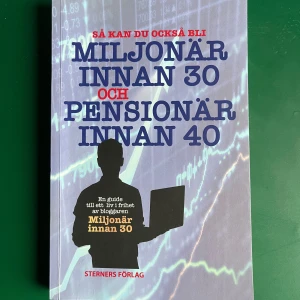 Så kan du också bli miljonär innan 30 och pensionär innan 40 - Ej använd bok i nyskick.  Nypris 219kr.  Kan hämtas i Vallentuna.  Beskrivning om boken:  Miljonär innan 30 och pensionär innan 40. Det kan väl inte vara möjligt. Jodå, och det levande beviset är författaren till denna bok. De första miljonerna är redan klara och om ett par år går han i mål som 40-åring med friheten att göra vad han vill resten av livet.  I boken får du alla de smarta spartips och placeringstips som redan gjort författaren till mångmiljonär. Det är inga konstigheter. Alla med mö