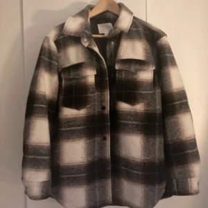 Höstjacka - Jättefin skjortjacka från hm. Brun, beige och ljusgrå. Superbra skick. Storlek S men passar även mig som bär M då den är lite oversized. Höst och vår jacka