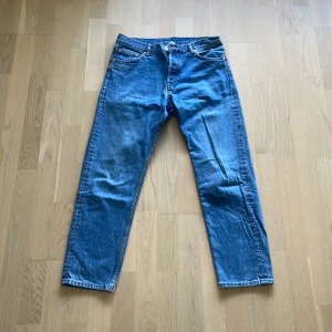 Blå raka jeans från Weekday - Klassiska blå jeans från Weekday med rak passform och fem fickor. Jeansen har normal midja och stängs med dragkedja och knapp. Perfekta till vardags för en avslappnad stil. Nypriset ligger runt 600-800 och modellen är Barrel. 