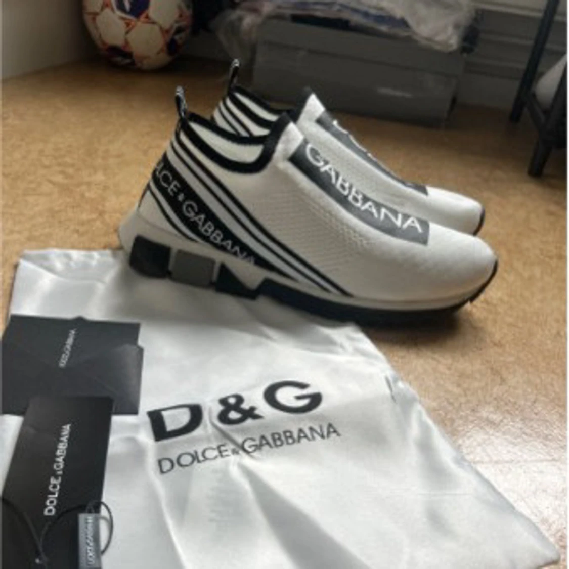Dolce & Gabbana vita sneakers med svart logga - 1