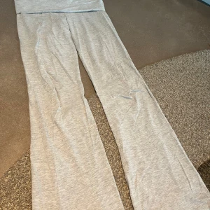 Ljusgrå yogapants - Superbekväma ljusgrå yoga pants från Gina Tricot med bred resår i midjan och är bootcut. Skriv till mig för ytterligare frågor!😊🫶🩷