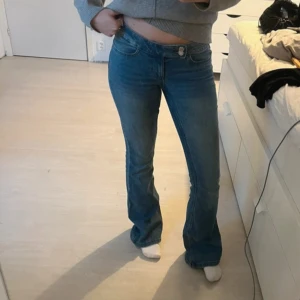 Lågmidjade bootcut jeans - Lågmidjade bootcut jeans. Lite smutsiga nertill vid hälen för att de är för långa för mig men annars i mycket bra skick!💕