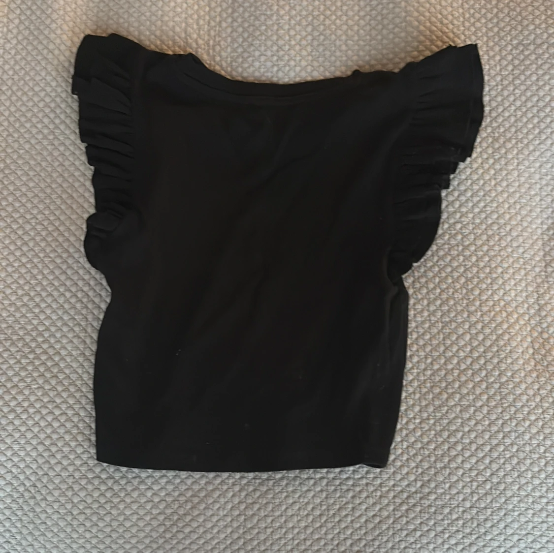 Svart croppad topp med volangärmar från Zara - 1