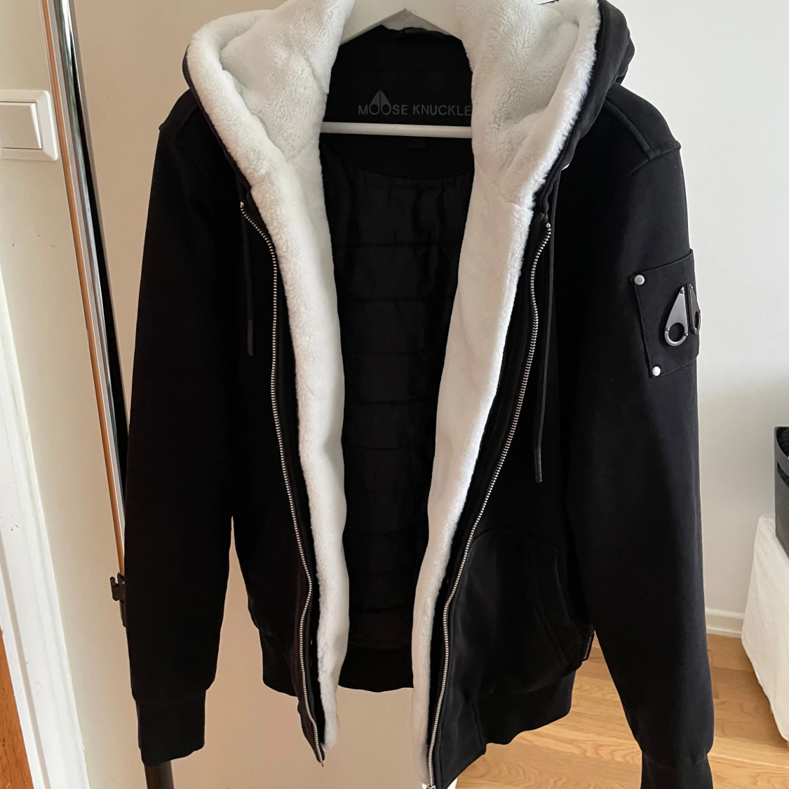 Svart hoodiejacka från Moose Knuckles xs 