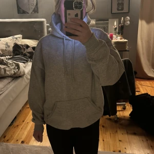 Grå hoodie med luva - Säljer min gråa hoodie som inte blir till användning längre i storlek S har en fläck vid bröstet som inte syns så mycket