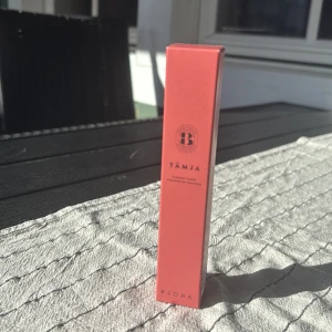 Tämja hår styling från Björk - Säljer en Tämja hår styling från Björk i en snygg rosa tub med svart kork. Hjälper till att sätta alla baby hår på plats!! Oanvänd 20ml!!❣️❣️❣️