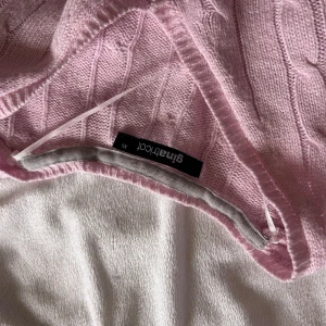 Ljusrosa stickad tröja från Gina Tricot - Säljer en ljusrosa stickad tröja från Gina Tricot i storlek XS. Tröjan har kabelstickat mönster, v-ringning och långa ärmar. Perfekt för mycket, både nu till sommaren och året runt!! Finns inget synligt fel, använd ca 2 gånger