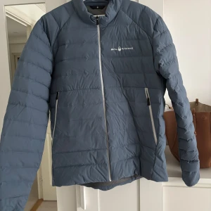 Blå dunjacka från Sail Racing - Oanvänd, färgen är ljusare i verkligheten. 