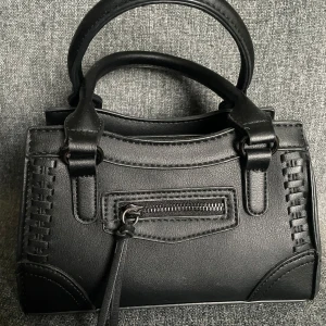 Handväska Gina Tricot  - superfin svart handväska från Gina Tricot ❣️