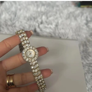 Glittrig armbandsklocka - Hej! Säljer denna klocka jag fått i födelsedagspresent. Nytt skick Guld/Silver färgad 🤍 ny pris 550 kr (pris kan diskuteras vid snabb affär)! 🙌