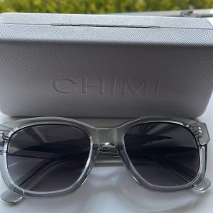 Gråa Chimi glajor - Säljer dessa chimi glajor, i grå färg. Använda lite förra året men inte så mycket, (man får med allt som är på bilderna) perfekta till sommaren, är i modellen 07.🙌