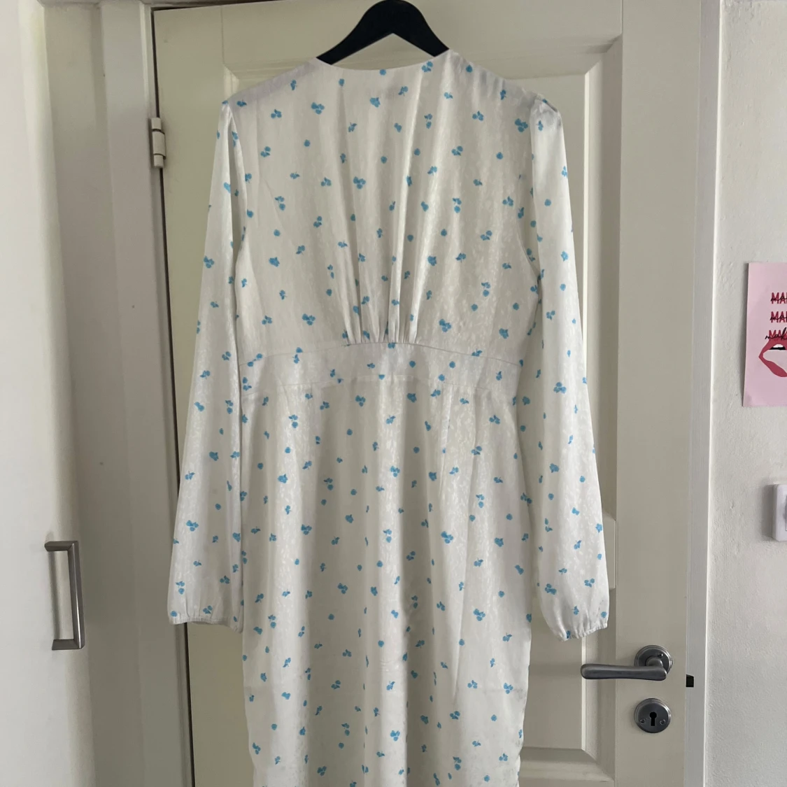 Vit långklänning med blå blommor från Adoore - 1