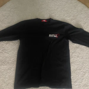 Rifle Tun Tröja direkt från Italien limited edition🎖️ - Riktig bra och fin för kalla somar och våren funkar även till hösten och vintern❄️🍃🍂 Limited Edition går inte hitta någonstans🕐 knappast använd storlek M✅