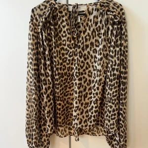 Leopard mönstrad blus - Fin blus i storlek M ifrån Hm. Aldrig använd! Perfekt för fest eller vardag.
