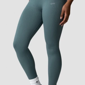 Gröna ICIW tights - Jätte snygga gröna, ribbade träningstights. Knappt använda, pg av för stor storlek.