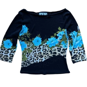 Vintage y2k Svart topp med blå blommor och leopardmönster från FFP - Cool topp med tryck. Mesh material. Passar en XS-S. 