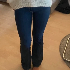 Mörkblå bootcut jeans - Snygga mörkblå jeans med bootcut passform och normal midja. Klassisk femficksmodell utan synliga detaljer eller slitningar. Perfekta till en stickad tröja eller fin blus 🫶🏼