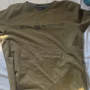 Sail racing T-shirt - En snygg grön sail racing tröja som nästan aldrig använts. Perfekt om du bara vill ha en snygg T-shirt för sommaren.