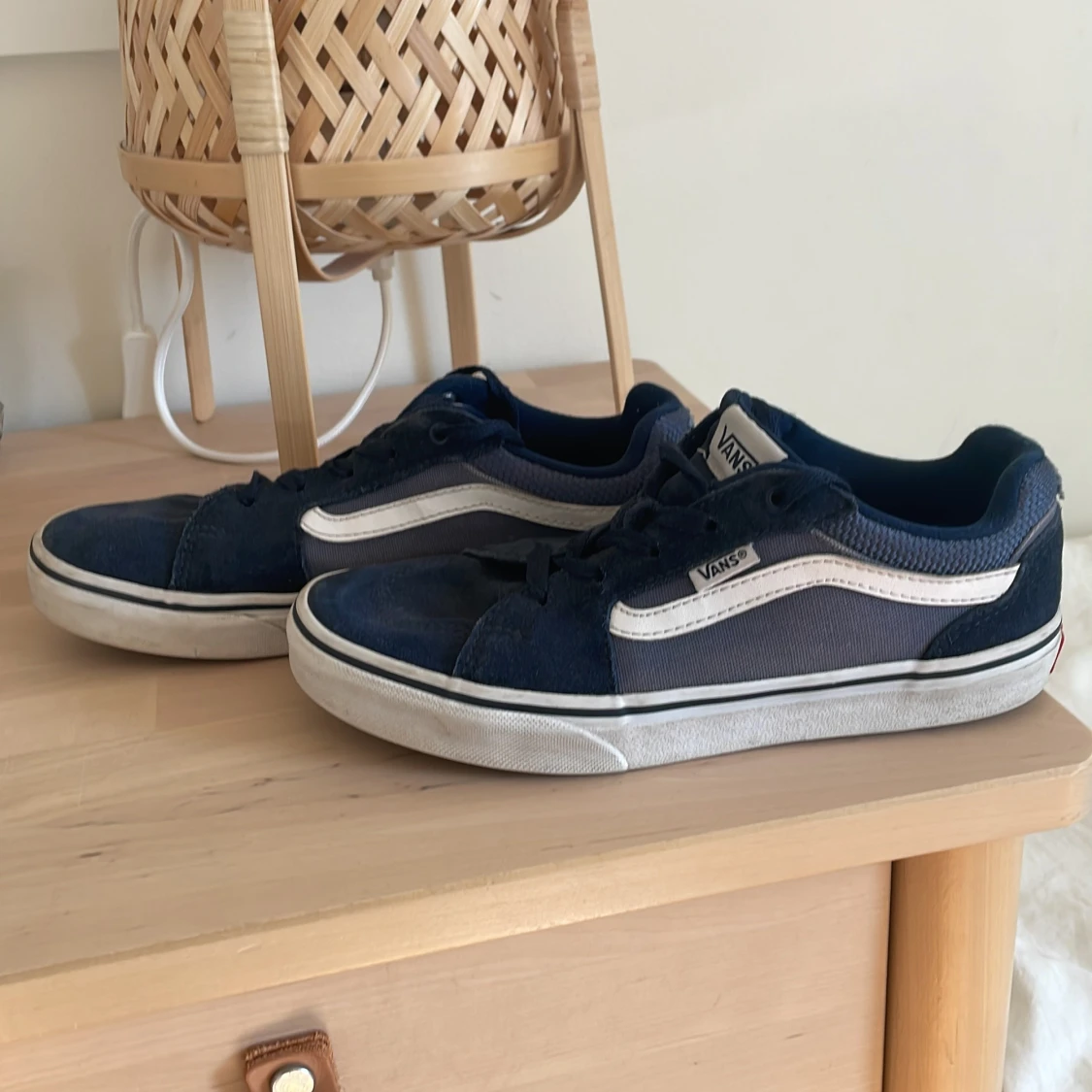 Mörkblå sneakers från Vans