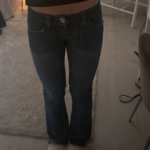 Blå lågmidjade jeans från Only Jeans - Jag säljer ett par lågmidjade jeans från only, de är jättesnygga o storleken är 36 L34💞om de är nått ni undrar över så är det bara att skriva