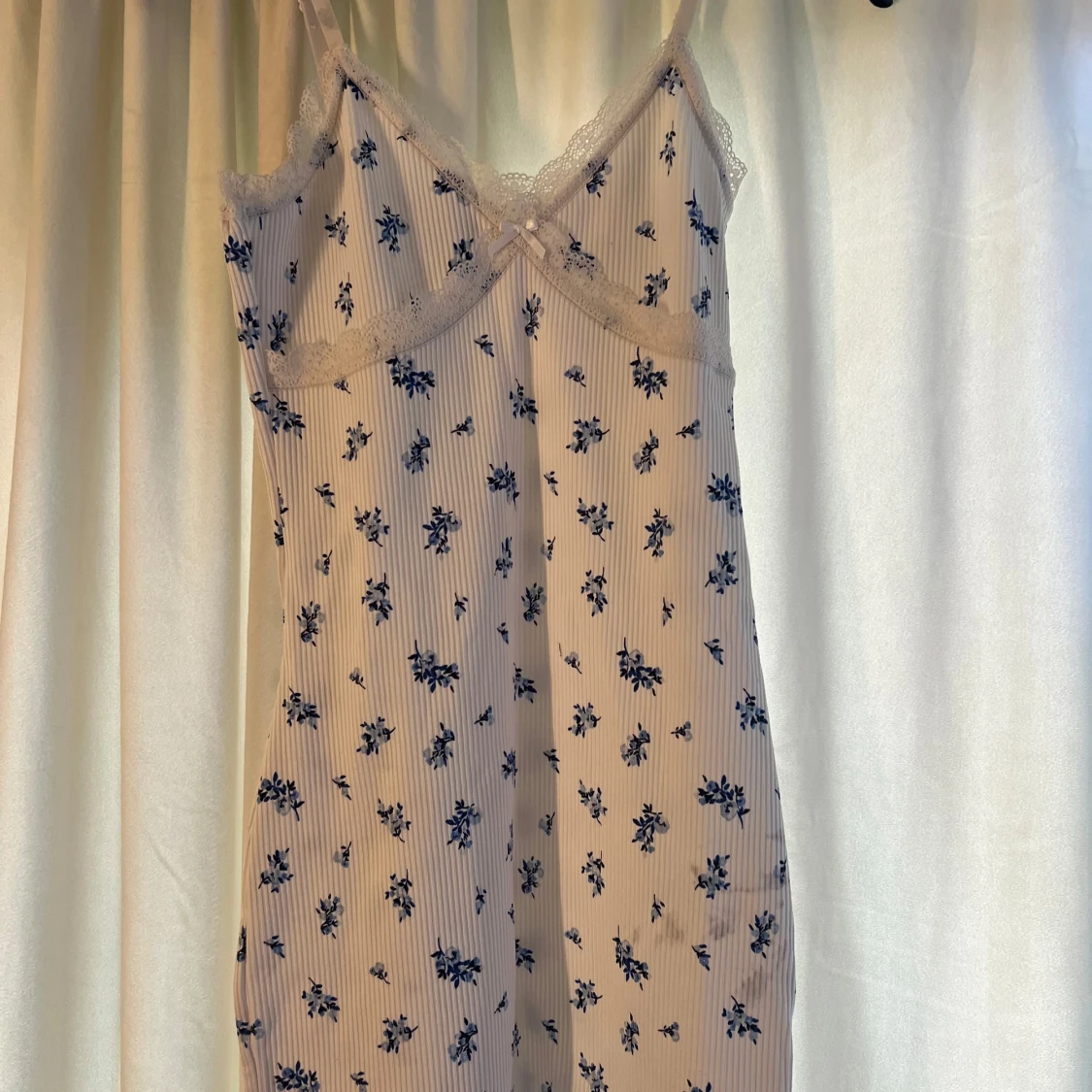 Vit blommig ribbad klänning med spetsdetaljer från H&M