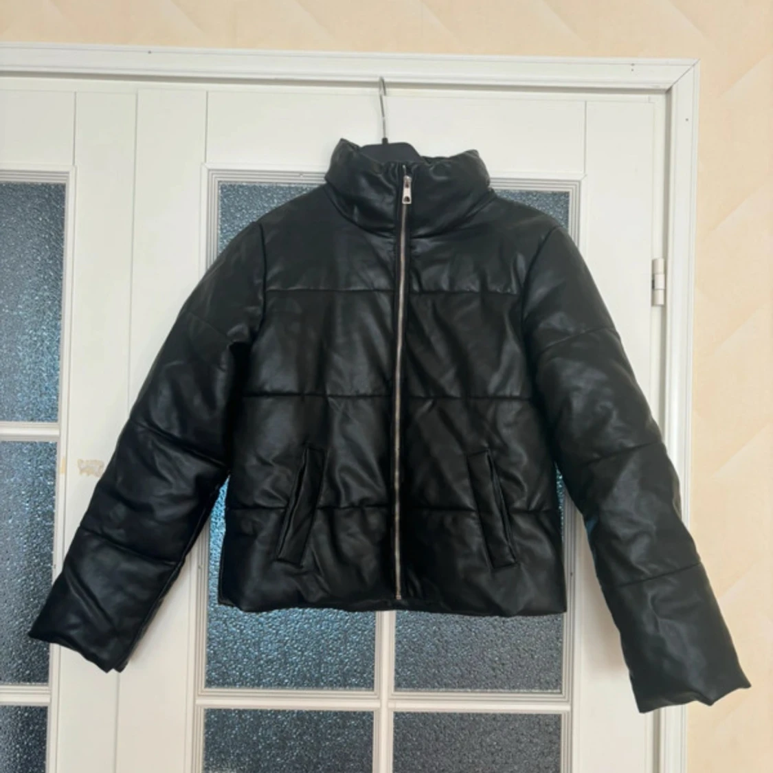 Svart pufferjacka - 1