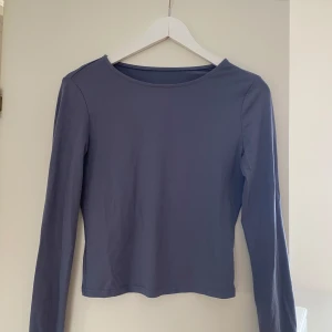 Långärmad tröja - Använd fåtal gånger. Är grå/blå i färgen 