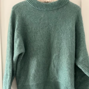 Mohair tröja - Så snygg mohair stickad tröja från H&M, så fin färg och perfekt inför våren och sommaren 🥰 storlek S, säljer då den inte kommer till användning längre 
