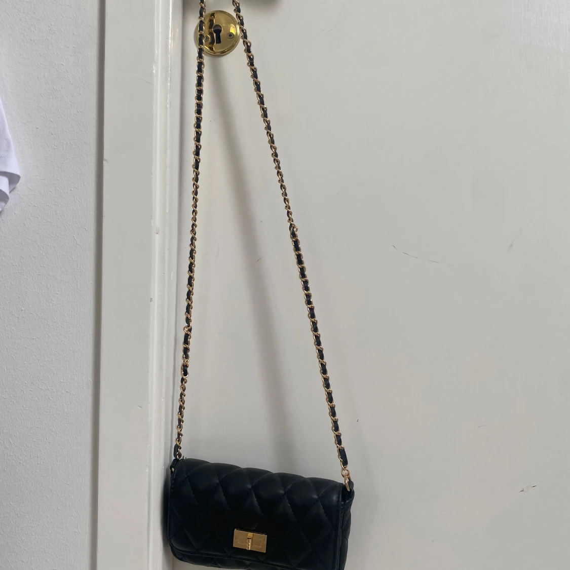 Svart quiltad axelväska med guldkedja - 1