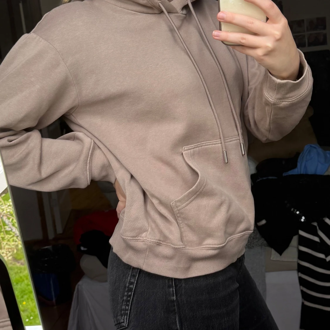 Beige hoodie med ficka framtill - 1