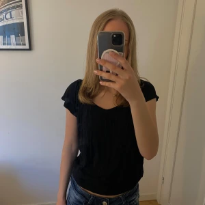 Svart kortärmad topp - Svart topp från lascana. Den är i mycket bra skick och har inga defekter. Är i storlek 32/34. Skriv om ni vill ha fler bilder❣️❣️